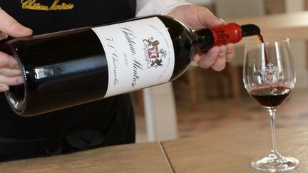 Un sommelier sert un verre de Château Montrose (Bordeaux)
 (MEHDI FEDOUACH / AFP)