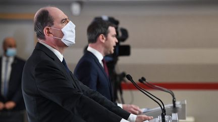 Le Premier ministre, Jean Castex (au premier plan), et le ministre de la Santé, Olivier Véran, lors d'une conférence de presse, à Paris, le 4 mars 2021. (ALAIN JOCARD / AFP)