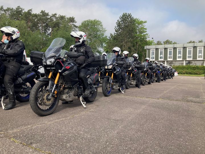 Les brigades de répression de l'action violente qui évoluent à moto, à&nbsp;l'école de police nationale de Oissel (Seine-Maritime). (MARGAUX STIVE / RADIO FRANCE)