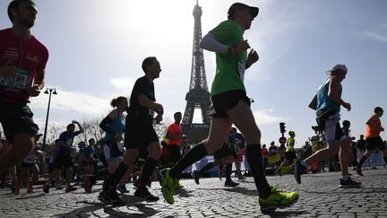 Parmi les 57 000 coureurs du marathon de Paris. (ERIC FEFERBERG / AFP)