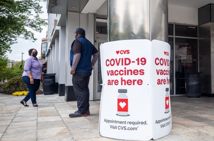 Des panneaux proposant des vaccins contre le Covid-19 à l'extérieur d'une pharmacie CVS à Washington, DC, le 7 mai 2021. (MANDEL NGAN / AFP)