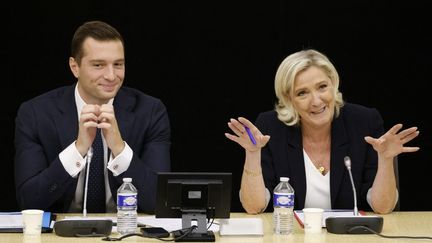 Jordan Bardella et Marine Le Pen président un conseil national élargi du Rassemblement national, le 15 septembre 2024, à Paris. (LUDOVIC MARIN / AFP)