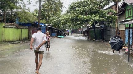 Des habitants de Sittwe (Birmanie) ont les pieds dans l'eau après le passage du cyclone Mocha, le 14 mai 2023. (SIPA)