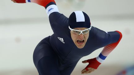 Le patineur fran&ccedil;ais Ewen Fernandez, lors de l'&eacute;preuve de patinage de vitesse de 1500 m, aux JO de Sotchi, le 15 f&eacute;vrier 2014.&nbsp; (ADRIAN DENNIS / AFP)