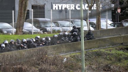 Les forces de police aux abords de l'Hyper Cacher de la porte de Vincennes, à Paris, le 9 janvier 2015. (ERIC FEFERBERG / AFP)