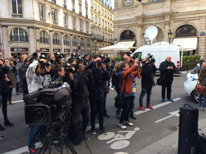 Les journalistes devant le restaurant Drouant
 (Laurence Houot / Culturebox)