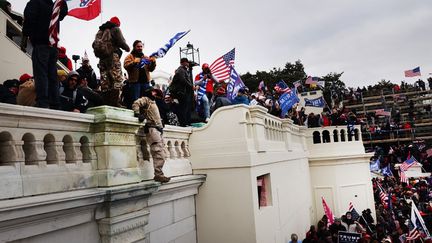Des partisans de Donald Trump prennent d'assaut le bâtiment du Capitole des Etats-Unis, le 6 janvier 2021 à Washington DC.&nbsp; (SPENCER PLATT / GETTY IMAGES NORTH AMERICA)