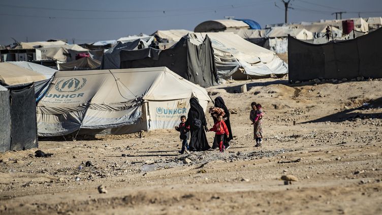 Residents of the al-Hol camp (Syria), where family members of people suspected of having belonged to the Islamic State are detained, on December 6, 2021. (DELIL SOULEIMAN / AFP)