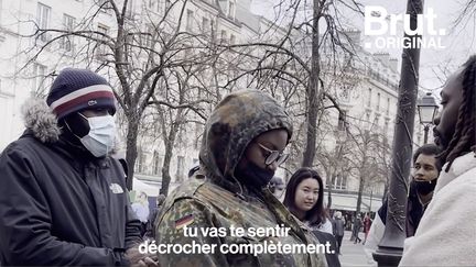 L'hypnose, ça marche vraiment ? Street hypnotiseur, Ado Hypenoz va à la rencontre d'inconnus dans la rue prêts à se soumettre à l'expérience... Brut l'a suivi. "Première règle : si tu ne veux pas que ça marche, ça ne marchera pas."