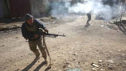 Des soldats des forces irakiennes participent à l'offensive de Mossoul, le 1er janvier 2017, dans les quartiers Est de la ville. (AHMAD AL-RUBAYE / AFP)