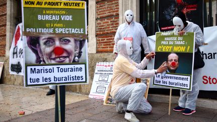 Des buralistes manifestent devant la pr&eacute;fecture des Pyr&eacute;n&eacute;es-Orientales, &agrave; Perpignan, le 8 septembre 2015. (  MAXPPP)