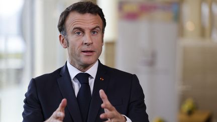 Le président français Emmanuel Macron devant des journalistes à Hiroshima (Japon), le 21 mai 2023. (LUDOVIC MARIN / AFP)