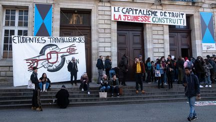 Le parvis de l'université Bordeaux-Victoire lors d'une mobilisation dénonçant la précarité des étudiants et&nbsp;contre la réforme des retraites, le 5 décembre 2019. (VALENTINO BELLONI / HANS LUCAS)