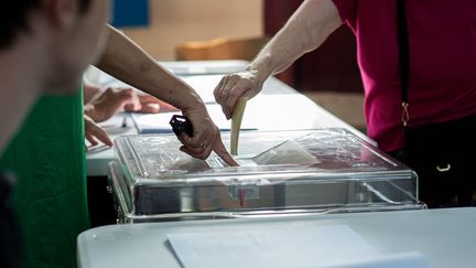 Dans un bureau de vote du 17e arrondissement de Paris, le 19 juin 2022, lors du second tour des élections législatives. (ARNAUD PAILLARD / HANS LUCAS VIA AFP)