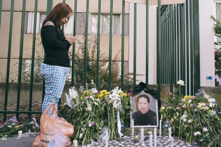 Une habitante d'Aubervilliers rend hommage à&nbsp;Zhang Chaolin sur le lieu de son agression, le 14 août 2016. (DENIS MEYER / HANS LUCAS)