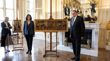 La ministre de la Culture Rima Abdul-Malak pose à côté de Felix de Marez Oyens et son épouse Theodora de Marez Oyens, représentant les héritiers d'Ernst et Agathe Saulmann et Harry Fuld junior, lors d'une cérémonie de restitution de trois œuvres d'art pillées à des Juifs allemands par les nazis entre 1933 et 1945, à Paris, le 18 avril 2023. (ALAIN JOCARD / AFP)