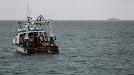 Un bateau de pêche dans les eaux de l'île anglo-normande de Jersey, le 6 mai 2021. (SAMEER AL-DOUMY / AFP)