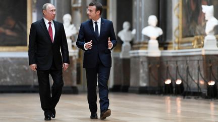 Vladimir Poutine et Emmanuel Macron, le 29 mai 2017 au château de Versailles (Yvelines). (STEPHANE DE SAKUTIN / AFP)