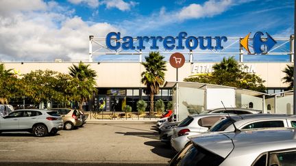 Un supermarché Carrefour de Perpignan (Pyrénées-Orientales), le 27 septembre 2022. (JC MILHET / HANS LUCAS / AFP)