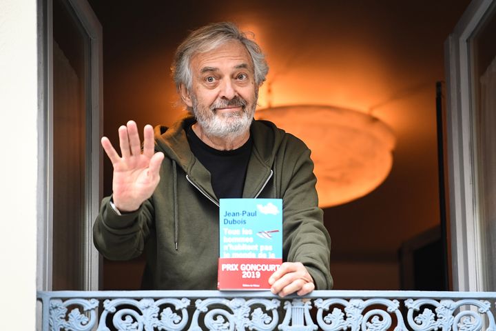 Jean-Paul Dubois avec son roman, prix Goncourt 2019 (ALAIN JOCARD / AFP)