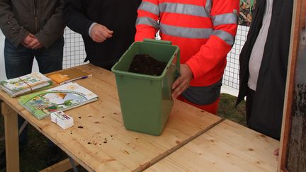 Présentation d'un bac de compostage à Auch (Gers), le 21 novembre 2011. (MAXPPP)