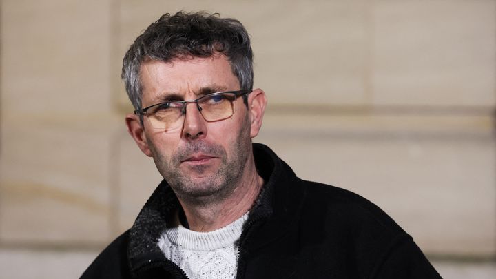 Le secrétaire national de la Confédération Paysanne, Nicolas Fortin, devant Matignon à Paris après une réunion avec le Premier ministre, le 23 janvier 2024 (IAN LANGSDON / AFP)