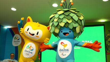 Les mascottes des Jeux olympiques et paralympiques de Rio, lors de leur présentation, le 24 novembre 2014, à Rio de Janeiro (Brésil).&nbsp; (MATTHEW STOCKMAN / GETTY IMAGES SOUTH AMERICA)