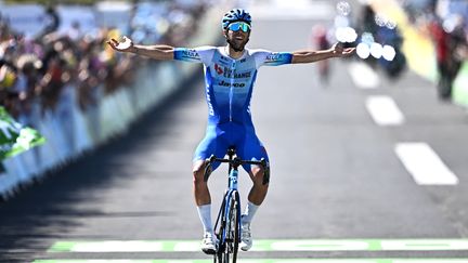 Michael Matthews savoure son succès sur la 14e étape du Tour de France, à Mende, le 16 juillet 2022. (ANNE-CHRISTINE POUJOULAT / AFP)