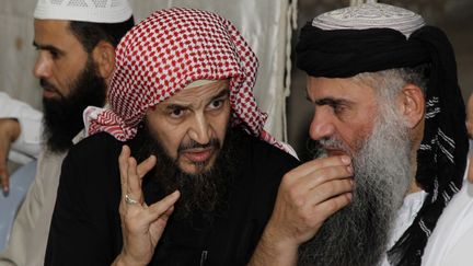 Le cheikh Abou Mohammed Al-Maqdessi (&agrave; droite) discute avec Abou Qatada (&agrave; gauche), le 24 septembre 2014 &agrave; Amman (Jordanie). (MAJED JABER / REUTERS)