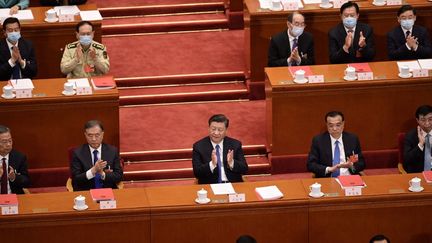 L'annonce de l'adoption d'une disposition sur la sécurité nationale à Hong Kong&nbsp;provoque, le 28 mai 2020, un tonnerre d'applaudissements, au&nbsp;Palais du peuple à Pékin (Chine), en présence du président Xi Jinping. (NICOLAS ASFOURI / AFP)