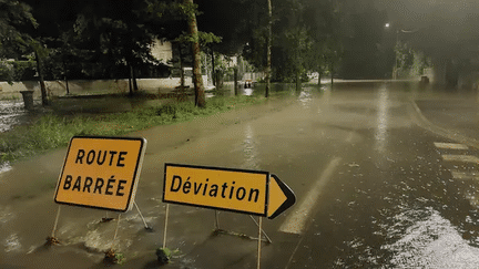 La route a été coupée lundi soir sur les allées de Morlaas à Pau (Pyrénées-Atlantiques). (Fanny Narvarte / Radio France)