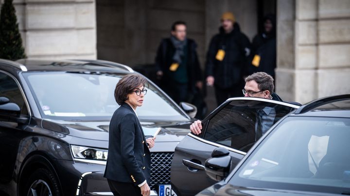 Sortie du conseil des ministres dans la cour d'honneur de l'Élysée. Rachida Dati, ministre française de la Culture. (XOSE BOUZAS / HANS LUCAS via AFP)