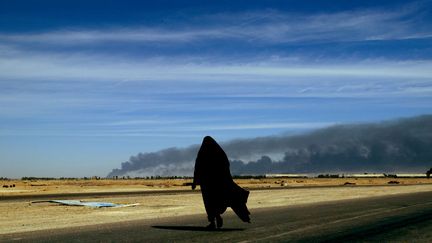 Une femme irakienne près de Basra (Irak), le 3 avril 2003. (YANNIS BEHRAKIS / REUTERS)