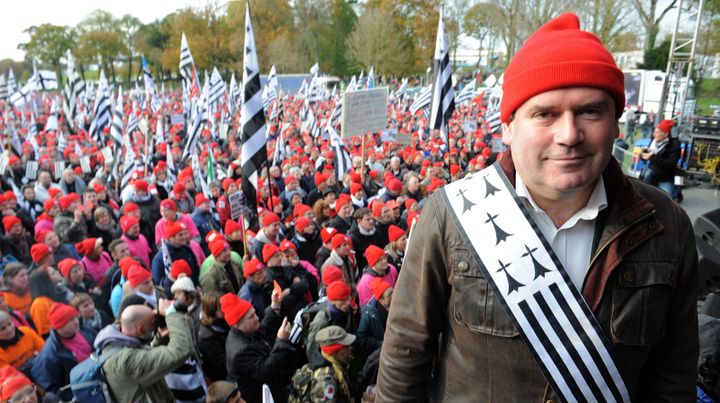 Le maire de Carhaix (Finist&egrave;re) et leader des "bonnets rouges", Christian Troadec, lors d'une manifestation dans sa ville, le 30 novembre 2013. (FRED TANNEAU / AFP)