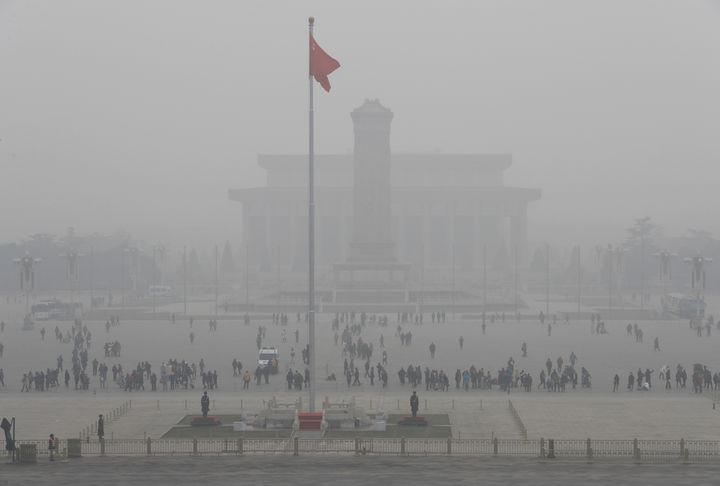 L'emblématique place Tiananmen, à Pékin, le 20 décembre 2016, est recouverte par un épais&nbsp;"smog" de pollution. La capitale chinoise est en alerte rouge depuis le 16 décembre. (JUN YASUKAWA / YOMIURI)