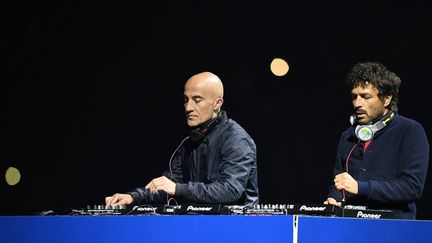 Le duo Cassius, Hubert Blanc-Francard, alias Boombass (à gauche), et&nbsp;Philippe Zdar,&nbsp;lors d'un&nbsp;live au Parc des Princes en mai 2016.&nbsp; (FRANCK FIFE / AFP)