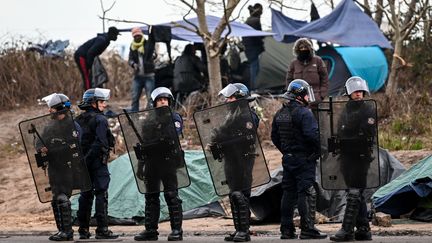 Des migrants dans un camp de fortune, le 28 novembre 2019, à proximité de Calais (Pas-de-Calais). (DENIS CHARLET / AFP)