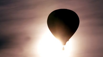 Deux personnes ont &eacute;t&eacute; tu&eacute;es et deux autres gravement bless&eacute;es dans l'accident de leur mongolfi&egrave;re, le 13 mai 2012, dans l'Aisne.&nbsp; (FREDERIC LECOCQ / MAXPPP)