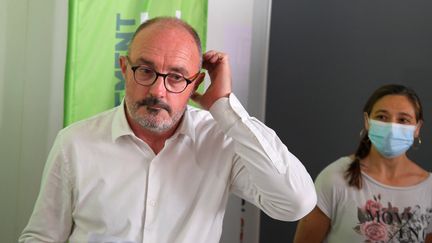 Le candidat de la gauche aux régionales en Paca, Jean-Laurent Félizia, annonce le retrait de sa liste avant le second tour, lors d'une conférence de presse, le 21 juin 2021, à Marseille (Bouches-du-Rhône). (NICOLAS TUCAT / AFP)