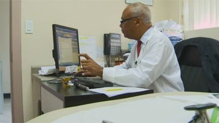 Le Dr Sixto Caro, fondateur de la clinique MediSpan à Brooklyn, craint les propositions du candidat républicain sur la santé (AFP)