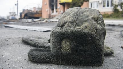 Un chapeau de l'armée russe, à Borodyanka (Ukraine), le 5 avril 2022. (MAXYM MARUSENKO / NURPHOTO / AFP)