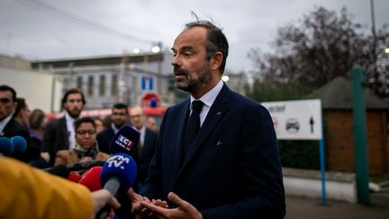 Le Premier ministre Edouard Philippe sur le site de l'usine Lubrizol, le 30 septembre 2019 à Rouen. (LOU BENOIST / AFP)