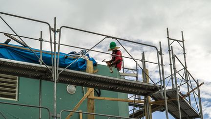 Un an après le passage dévastateur de l'ouragan Irma, un hôtel en reconstruction à Saint-Martin, aux Antilles.&nbsp; (MATTHIEU MONDOLONI / FRANCEINFO)