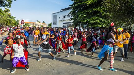 L'archipel compte environ 170 000 habitants, soit autant que la ville de Reims. Les Santoméens sont riches d'une culture métissée, due à leur passé de colonie portugaise. Si Sao Tomé-et-Principe est officiellement lusophone, près de 85% de la population utilise le créole pour dialoguer. Les traditions catholiques se devinent dans les nombreuses fêtes de villages et les carnavals (ici, celui de la capitale en 2015), qui mêlent chants, danses et procession avec statues de saints. (MICHAEL RUNKEL / ROBERT HARDING PREMIUM / ROBERTHARDING)