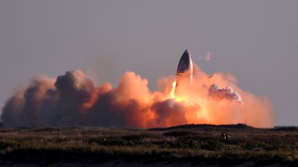 Le prototype Starship, qui doit permettre de développer la fusée conduisant l'Homme sur Mars, a explosé lors d'un essai à Boca Chica, aux Etats-Unis, le 9 décembre 2020. (GENE BLEVINS / REUTERS)