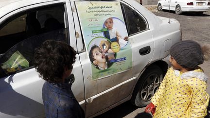 Une affiche annonçant une campagne vaccinale le 20 décembre 2021 à Sanaa (Yémen). (MOHAMMED HAMOUD / ANADOLU AGENCY / AFP)