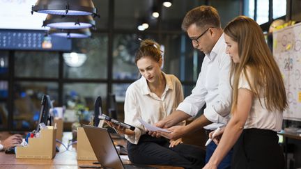 La Norvège impose depuis 2008 aux plus grosses entreprises cotées en Bourse d'avoir au moins 40% de femmes dans leur conseil d'administration (photo d'illustration). (NITAT TERMMEE / MOMENT RF / GETTY IMAGES)