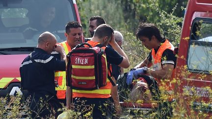 Les secouristes transportent un blessé sur une civière le 17 Août, 2017, suite à un accident de train à Saint-Aunès près de Montpellier (SYLVAIN THOMAS / AFP)