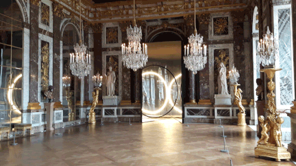 &nbsp; (Sur les cinq œuvres installées dans le château, quatre jouent avec les miroirs et la lumière comme celle située au fond de la Galerie des glaces © Anne Chépeau / Radio France)