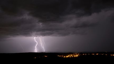 L'observatoire français des orages et des tornades a compté 40 000 impacts de foudre mardi 11 juillet (photo d'illustration). (NICOLAS TUCAT / AFP)